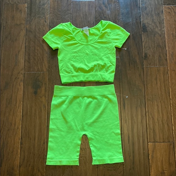 Nikibiki Neon Green Stretchy Crop Top and High Rise Shorts 2 Piece Set Size OS - Picture 1 of 8